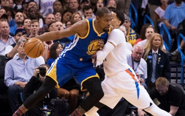 総合力で上回るウォリアーズがサンダーを撃破、『凱旋』のデュラントはカップケーキ・チャントを無視して34得点を記録