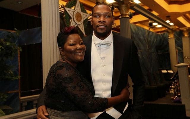 ケビン・デュラントの母、オクラホマシティで息子に浴びせられた罵声に心痛「ひどすぎる」