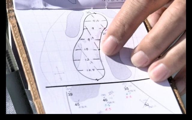 あの10番グリーンの横幅は・・？石川プロとタッグを組む佐藤キャディのヤーデージブックを拝見