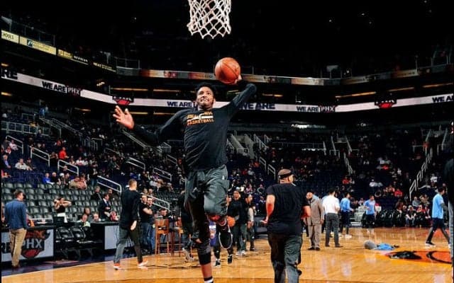 ダンクコンテストの『ダークホース』、デリック・ジョーンズJrがアップ中に高難易度ダンクを披露