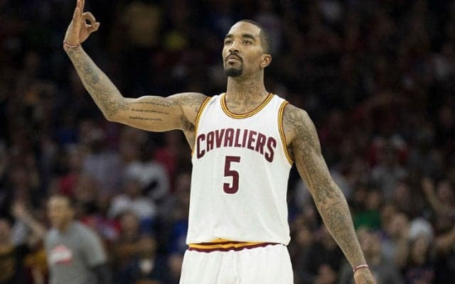 JR・スミスがラリー・オブライエン・トロフィーを持参してマクドナルドに来店