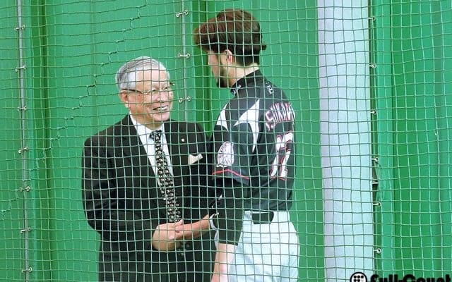 侍のロッテ石川、熊崎コミッショナーが直々激励「100％の力を発揮して」