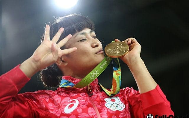 楽天、本拠開幕戦で五輪レスリング金・伊調馨が始球式「全力で投球」