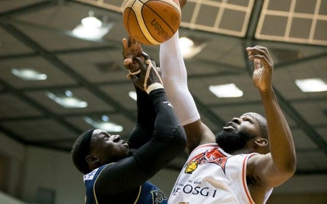 大入りの平塚総合競技場で横浜ビー・コルセアーズが奮闘するもツキに恵まれず、三遠ネオフェニックスに屈する