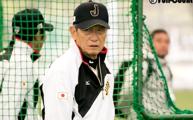 投球練習中に権藤コーチが次々と新しいボールを…侍はWBC球に対応できるか