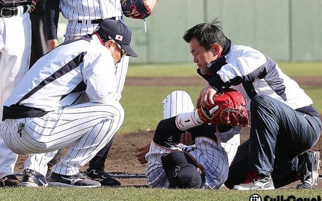 侍にアクシデント　内川が相手選手と一塁上で激しく交錯、右肩押さえて交代