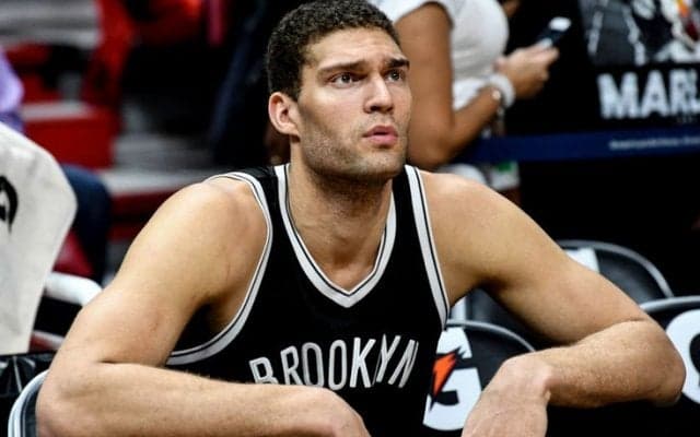 ブルック・ロペス、敵地のイベントでの『たかいたかいダンク』アシストで会場を一つにし、ファンの拍手喝采を浴びる