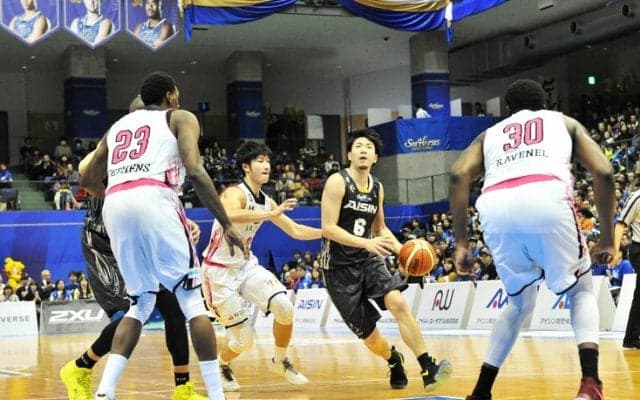 秋田ノーザンハピネッツの気迫溢れるバスケットに大苦戦するも『比江島タイム』が到来、シーホース三河が接戦を制す