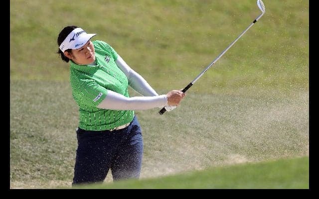 飛距離だけではない「バンカーショットは得意です」大型ルーキー川岸史果が単独首位へ