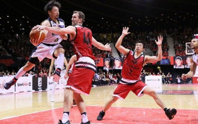 連敗阻止に燃えたアルバルク東京が新外国籍選手2名を含むチーム一丸のバスケを展開、栃木ブレックスの堅守を粉砕