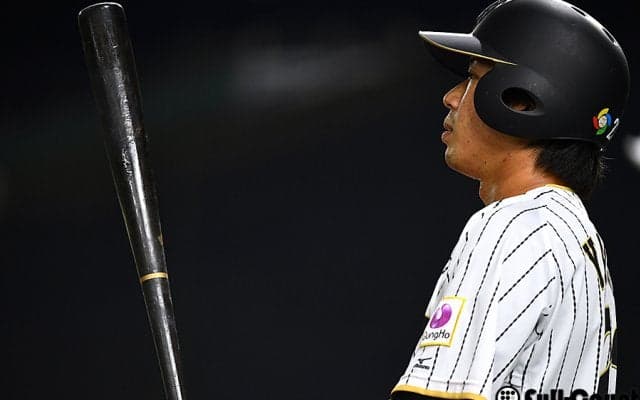 侍・山田、“幻のホームラン”　ファンがキャッチ、ビデオ判定の末に適時二塁打に