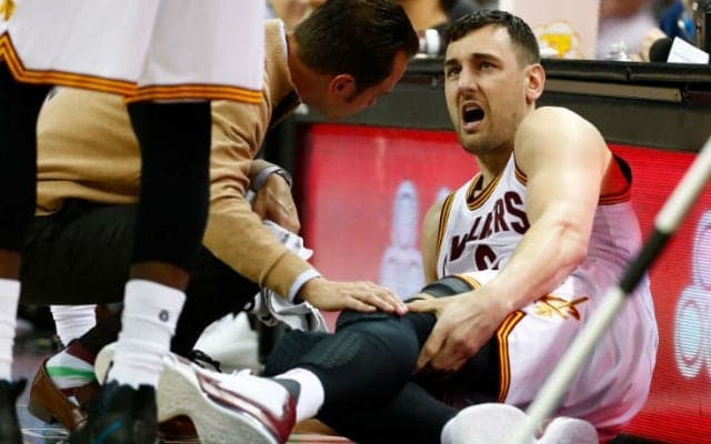 デビュー戦で骨折したアンドリュー・ボーガットに代わる控えセンターを探すキャブズ、代役候補はサンダーズ、スミス、バレジャオ？