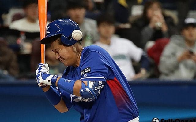 元ソフトBの韓国4番イ・デホ、頭部直撃の死球で球場ヒヤリ