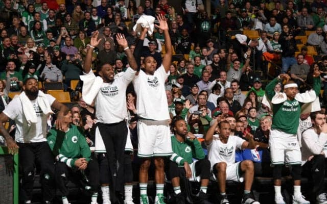 セルティックスベンチが試合中に観客と一緒にウェーブ、ブルズとの因縁に発展する可能性も