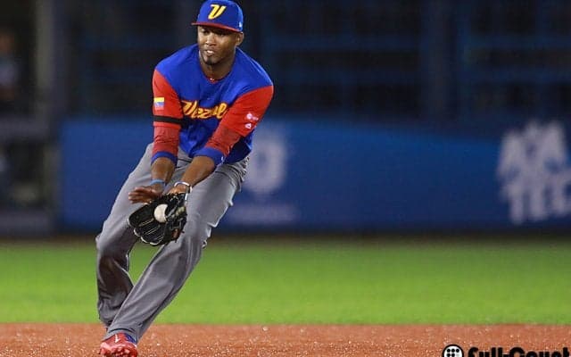 ベネズエラのGG賞名手が遊撃で“頭脳プレー”　飛球捕らず俊足走者入れ替え