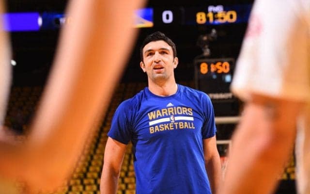 地区優勝を決めたウォリアーズ、その裏でザザ・パチューリアは賭けに勝ってトレーナーの『自慢のヒゲ』をカット