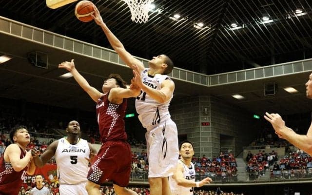 強力インサイド陣が本領発揮、ゴール下の主導権を握ったシーホース三河が川崎ブレイブサンダースとの上位対決に連勝