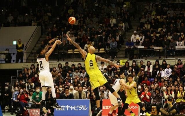 連続バスケット・カウントとブザービーター、ラスト1分からの猛攻で逆転したアルバルク東京が『渋谷ダービー』連勝！