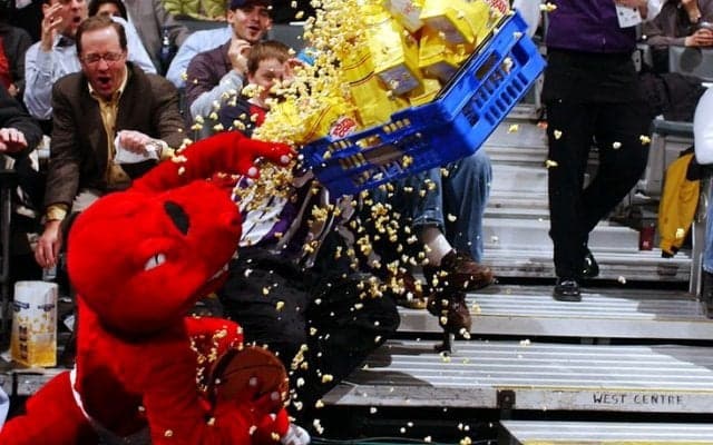 セルティックスのジェイレン・ブラウン、ルーキーへの慣例イタズラ『ポップコーン・テロ』の洗礼を浴びる