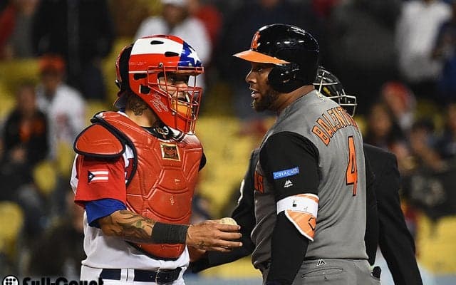 プエルトリコ・モリーナ「世界一の視野」で好戦演出　放心バレの肩を抱く