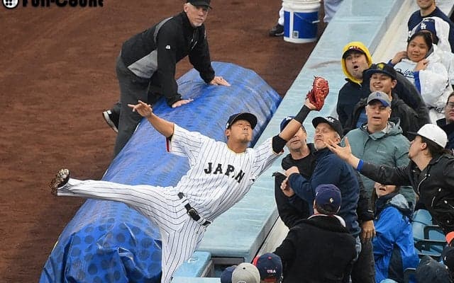 侍・中田が美技、客席へ落ちていくボールをキャッチ　菅野は3者凡退スタート