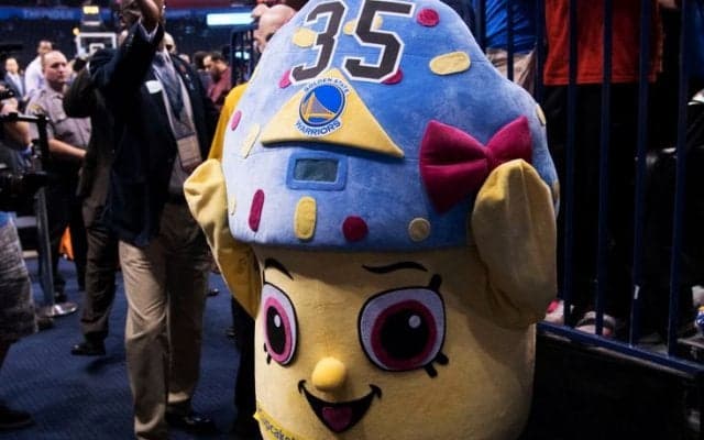 ケビン・デュラントに対する敵意を溶かす（？）カップケーキのマスコット、『中の人』はサンダーを愛する9歳の女の子