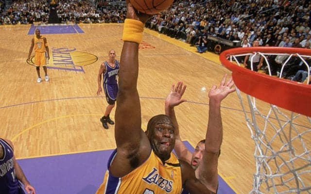 24日に行われる自身の銅像完成式典より一足早く、シャキール・オニールが『シャック・アタック』の銅像画像をリーク