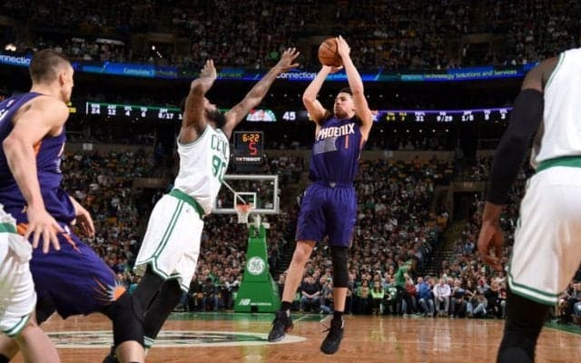 デビン・ブッカーが史上6人目の1試合70得点を達成、「こんなことは起きるとはね」と自らの偉業に驚く