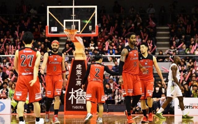 互いの出方を探りつつハイテンポな打ち合いを演じた千葉ジェッツとレバンガ北海道、最後はバスケIQに勝る千葉が上回る