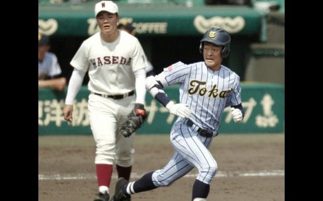 両校15安打の壮絶打撃戦  早稲田実業を制した東海大福岡が初の8強へ！