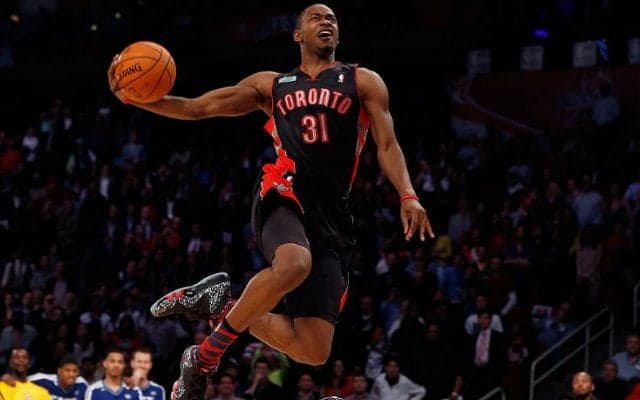 ラプターズへの貢献を称える元チームメートやファンに温かく歓迎されたテレンス・ロス、感謝を込めて360°ダンクを披露