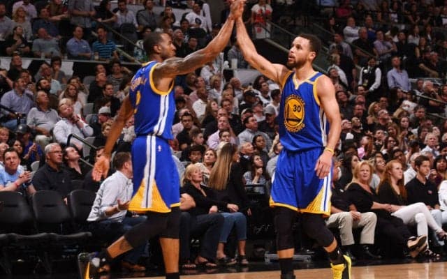 ウォリアーズとスパーズのプレーオフ前哨戦、立ち上がりにつまずいたウォリアーズが22点差を覆す大逆転勝利