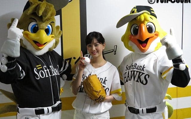 石橋杏奈がソフトB開幕戦で始球式　ノーバウンド投球「緊張しました」