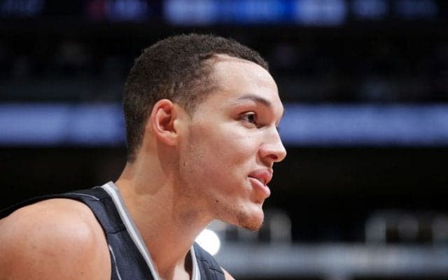 『エア・ゴードン』ことアーロン・ゴードンがセルティックス戦で相手選手を飛び越えるモンスターダンクを披露