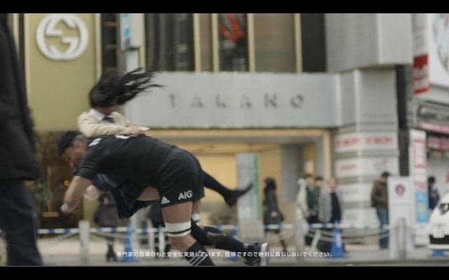 オールブラックスが女子高生にタックル！AIGジャパンが動画公開