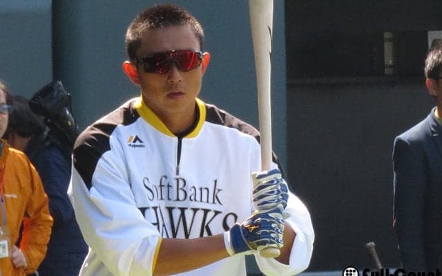 ホークス川崎、日本復帰初打席でいきなりヒット！　軽快な守備でも魅せる