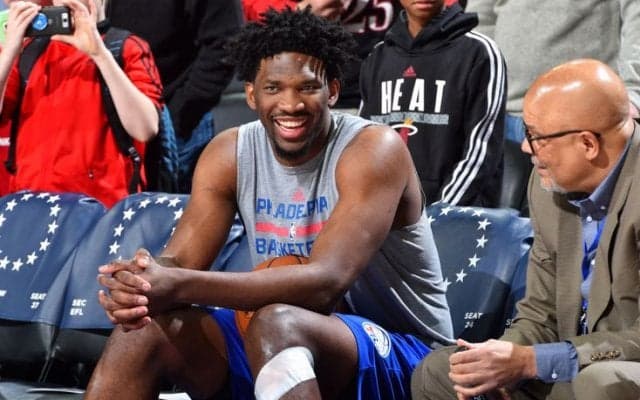 ジョエル・エンビードが坊主頭のフェイク写真を投稿、エイプリルフール・ジョークでファンとメディアを驚かす