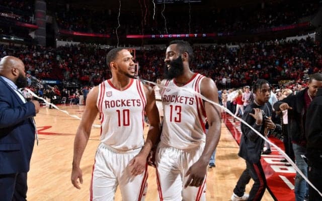 チームマスコットのクラッチ、スパイダーマン、ダースベイダーが登場する『エレベーター・ドッキリ』にハーデンも爆笑