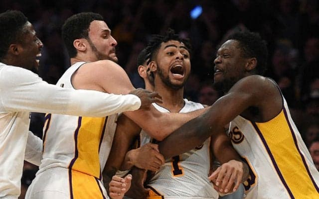 ディアンジェロ・ラッセル、試合当日に他界した祖母に捧げるブザービーターでティンバーウルブズ撃破、レイカーズは初の4連勝