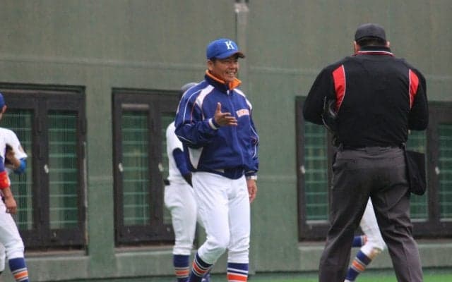 元侍ジャパン女子代表監督の駒大・大倉孝一監督。3本のスクイズや長打を絡め大勝し初陣を飾る【東都大学野球2部】