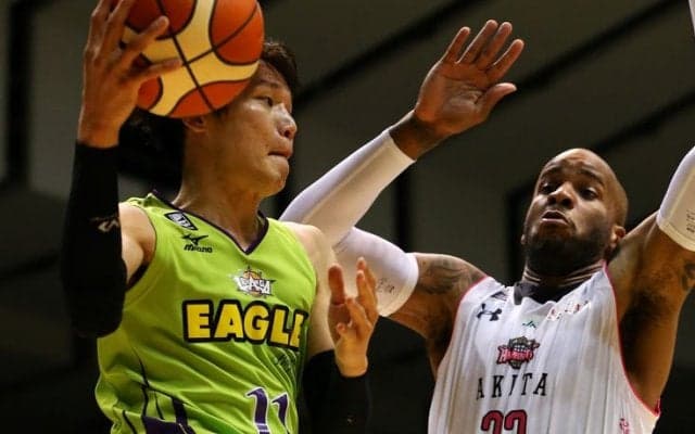 ファウルトラブルに陥った秋田ノーザンハピネッツに対し、要所でビッグプレーを見せたレバンガ北海道が接戦を制す先勝