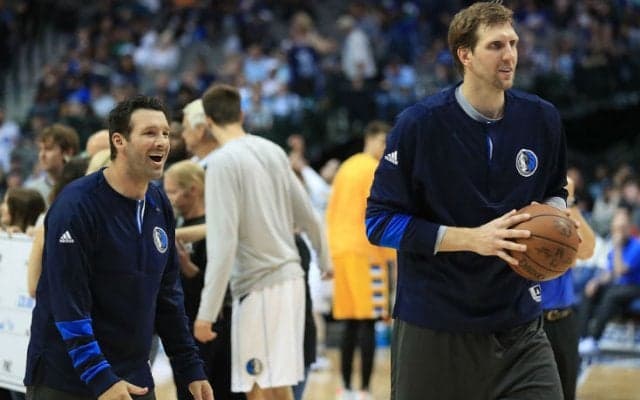 マブス、ホーム最終戦でNFLのダラス・カウボーイズ一筋のキャリアを終えるトニー・ロモを称える演出を実施