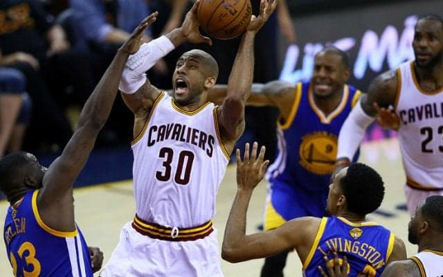 キャバリアーズ、ラリー・サンダースに見切りをつけエディ・タバレスと契約し、プレーオフ・ロスターを整える