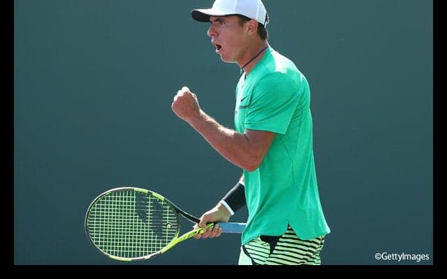 20歳のエスコビードがイズナーとの接戦を制して準決勝進出 [US男子クレーコート選手権] 