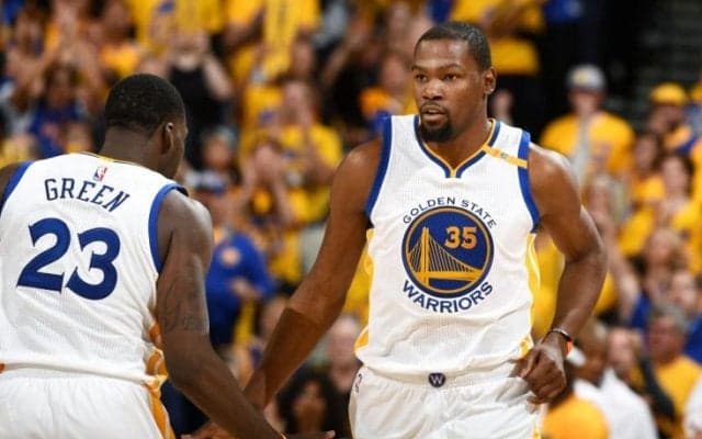 デュラント復活＆グリーンが攻守にフル回転のウォリアーズ、最強バックコート・コンビを擁するブレイザーズに競り勝つ