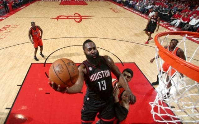 MVPを争う2人のパフォーマンスに明と暗、37得点と大暴れのジェームズ・ハーデンが活躍したロケッツが先勝