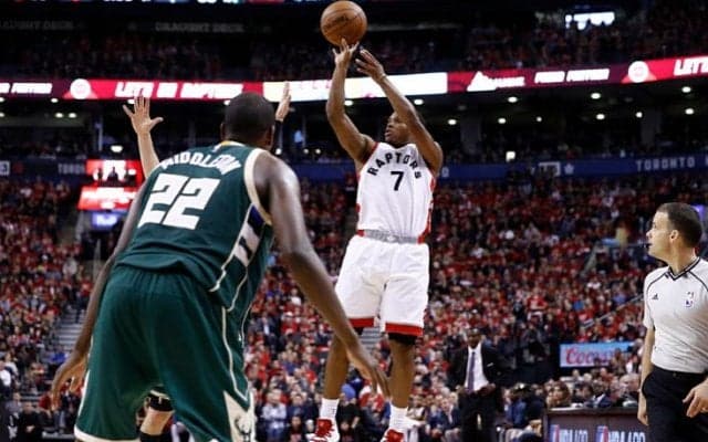 『逆転のバックス』の脅威に遭いながらも終盤に勝負強さを発揮したラプターズ、ラウリーの値千金のシュートで接戦を制す