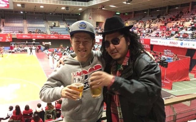 「バスケがなんぼのもんじゃーい!!」Jリーグファンが『仁義なき戦い』気分でBリーグ観戦→飲み放題で死亡ww【弐の巻】