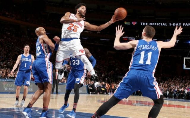 デリック・ローズがユナイテッド・センターに登場、手術したヒザの状態は「良好」