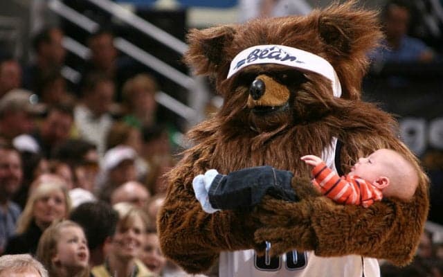 ジャズのマスコット、ジャズ・ベアーが幼いファン救出のための『正義の一撃』でクリッパーズファンを撃沈